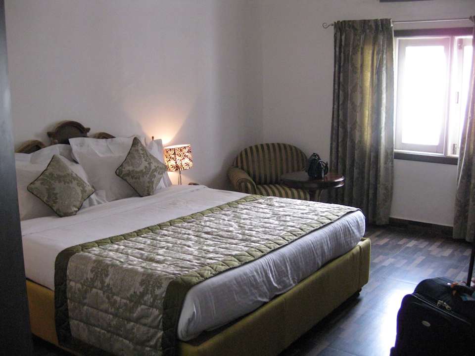 Zimmer am Tag und mit allen Lichtern an Hotel Udai Vilas Palace Mandawa