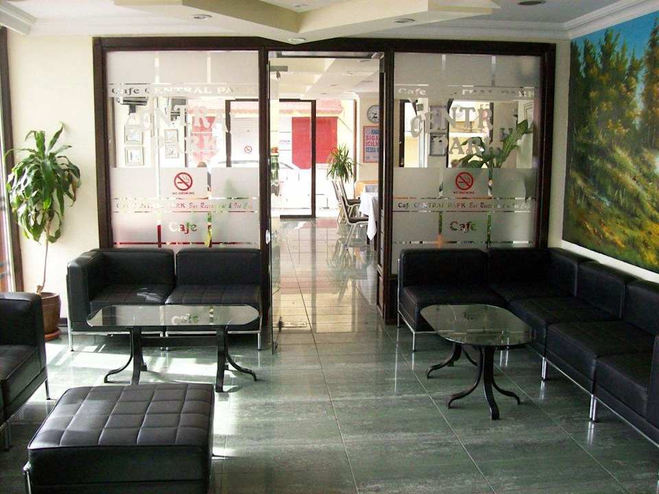 Sitzecke neben Rezeption/ Eingang der Bar Hotel Aslan City Kleopatra