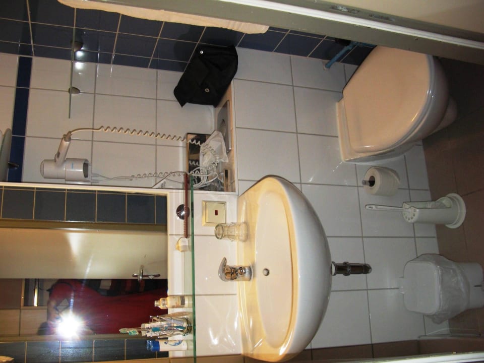 Links vom Waschbecken die Dusche AHORN Hotel Am Fichtelberg