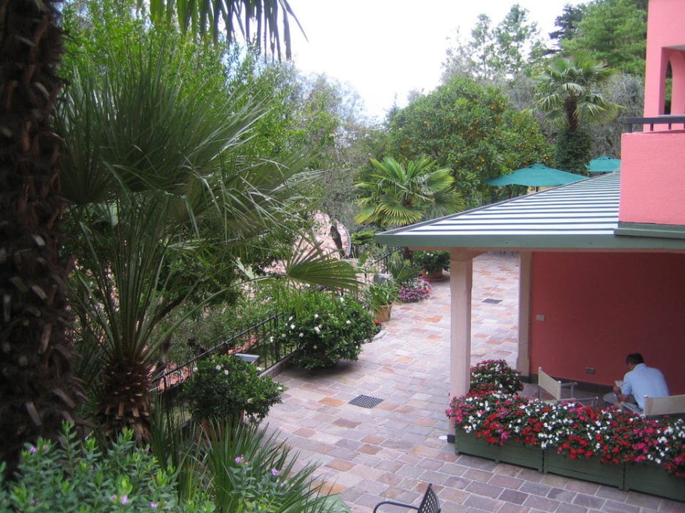 Vom Pool kommend Relax Hotel Villa La Gardenia & Oleandra