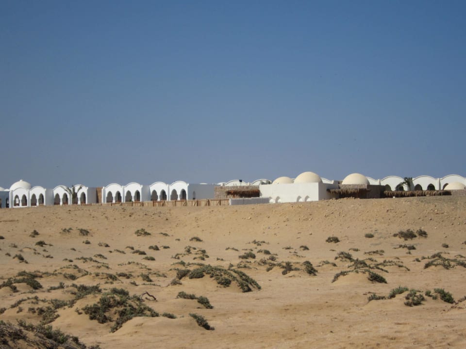 Das Hotel vom Strand gesehen Hotel Gorgonia Beach Resort