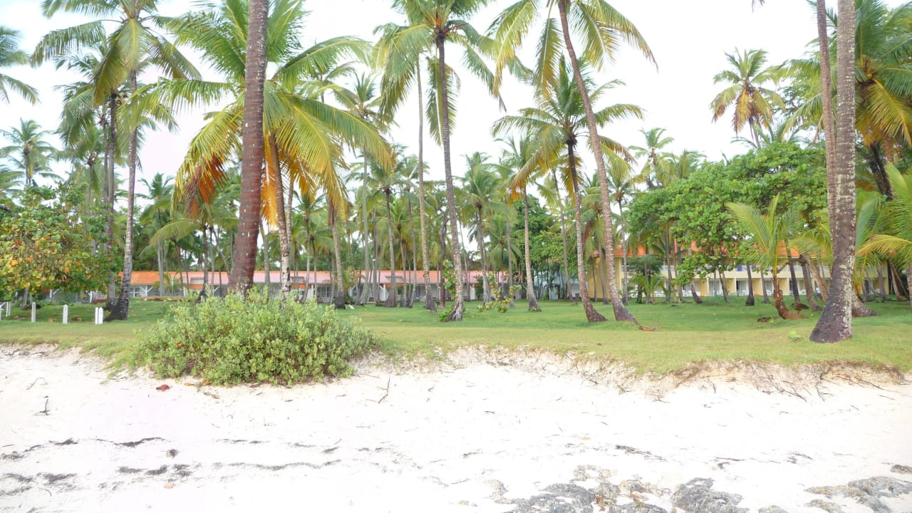 Blick vom Strand auf die Strandbungalows Wyndham Alltra Samana
