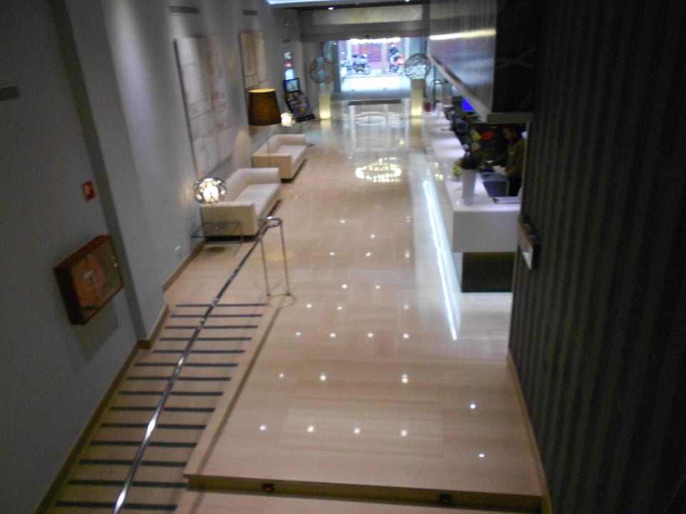 Die Lobby, hinten der Eingang Hotel Silken Ramblas Barcelona
