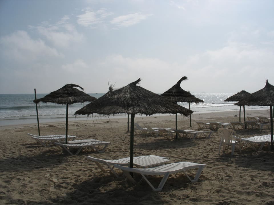 Gepflegter Strand am Morgen El Ksar Resort & Thalasso