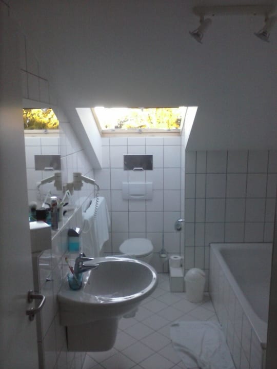 Bad mit Wanne und WC Inselhotel Rügen B&B