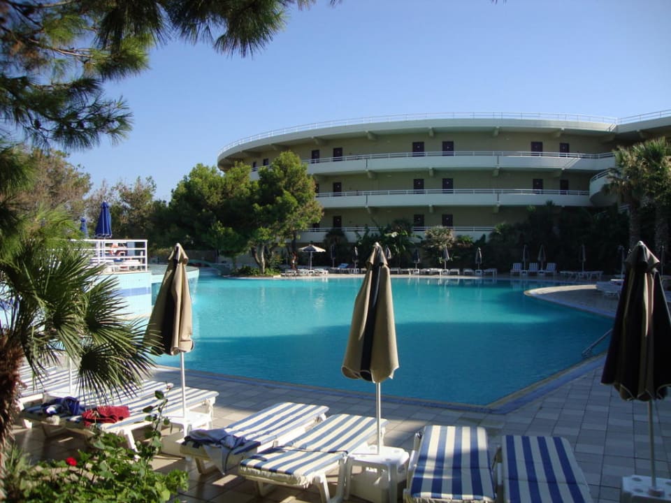 Großes Poolbecken Hotel Kalithea Mare Palace