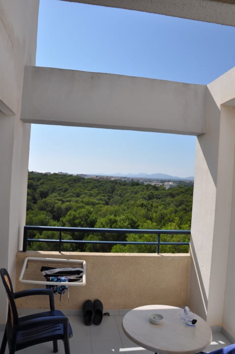 Balkon mit Blick auf Pinienwald. Hipotels Bahia Grande