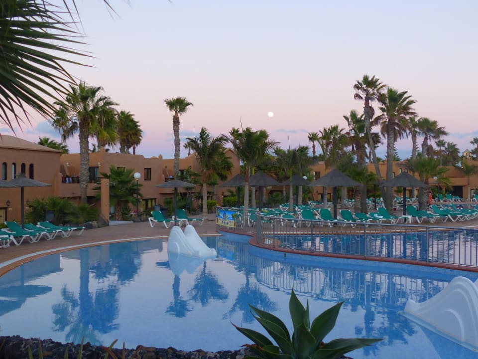 Der Poolbereich am Abend Hotel Oasis Dunas