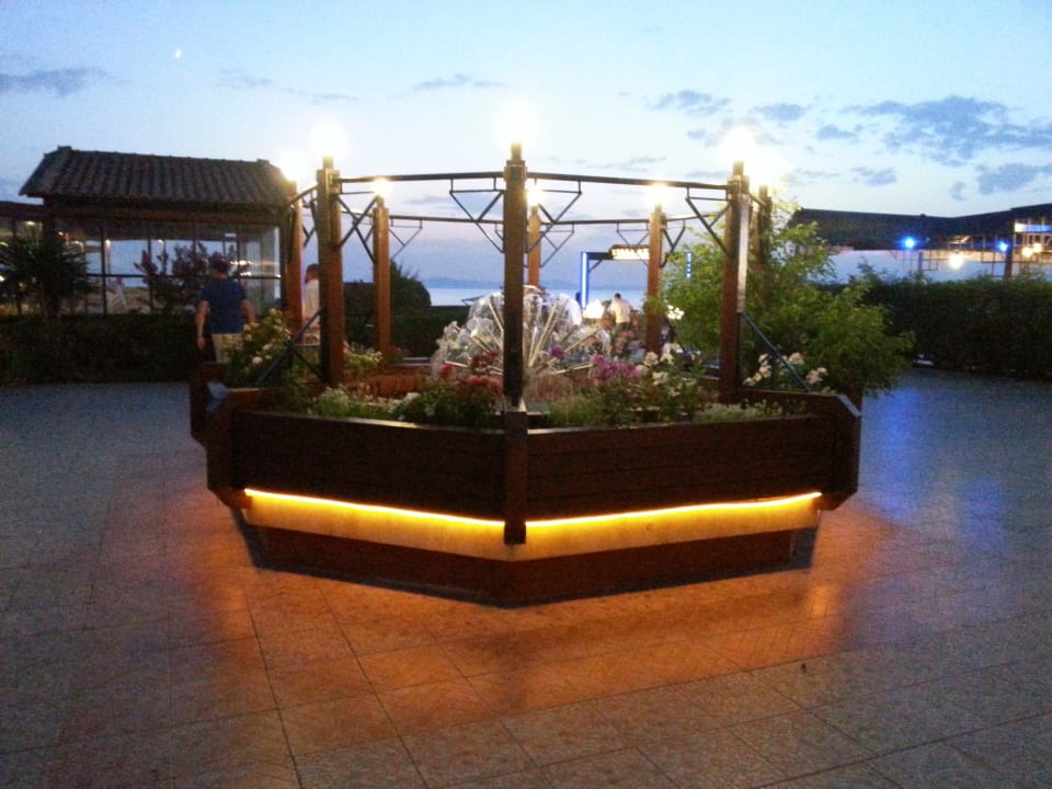 Fontanna przed recepcją od strony morza Aldemar Olympian Village