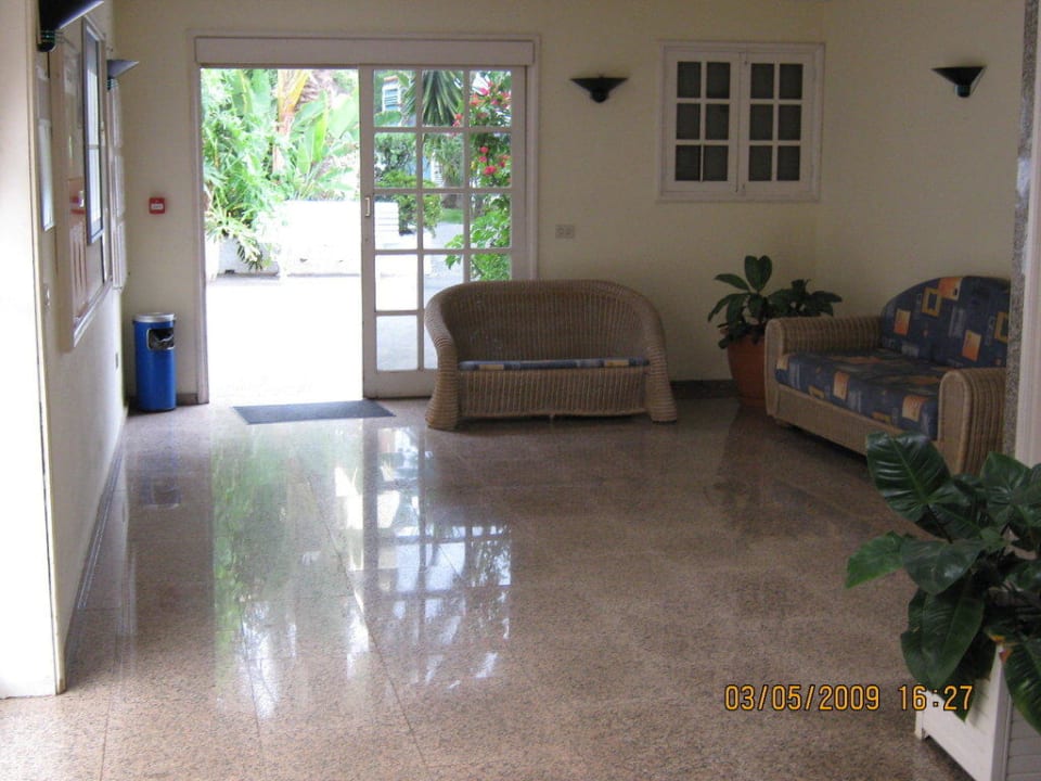 Kleine Lobbyanlage HL Miraflor Suites Hotel