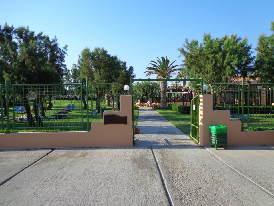 Blick auf Hotel Garten Eingang über Straße Anissa Beach & Village