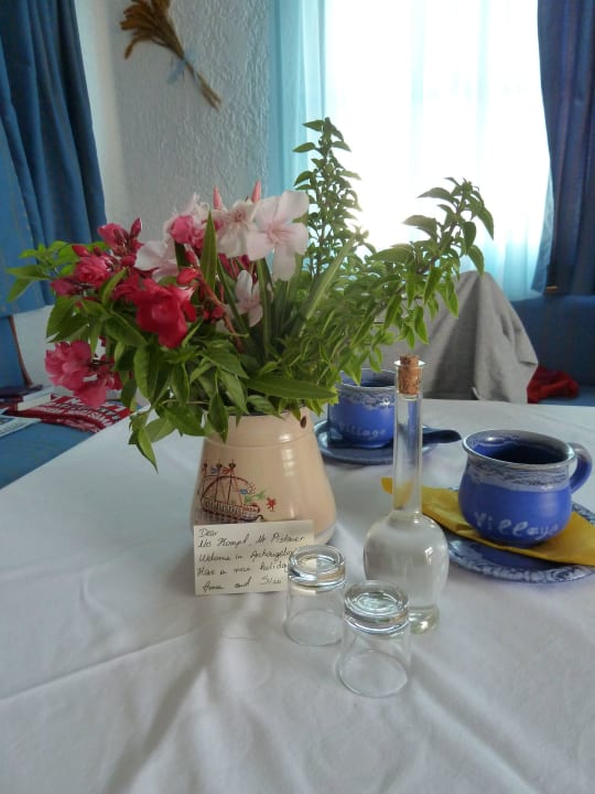 Freundliches Gastgeschenk im Zimmer Hotel Archangelos Village