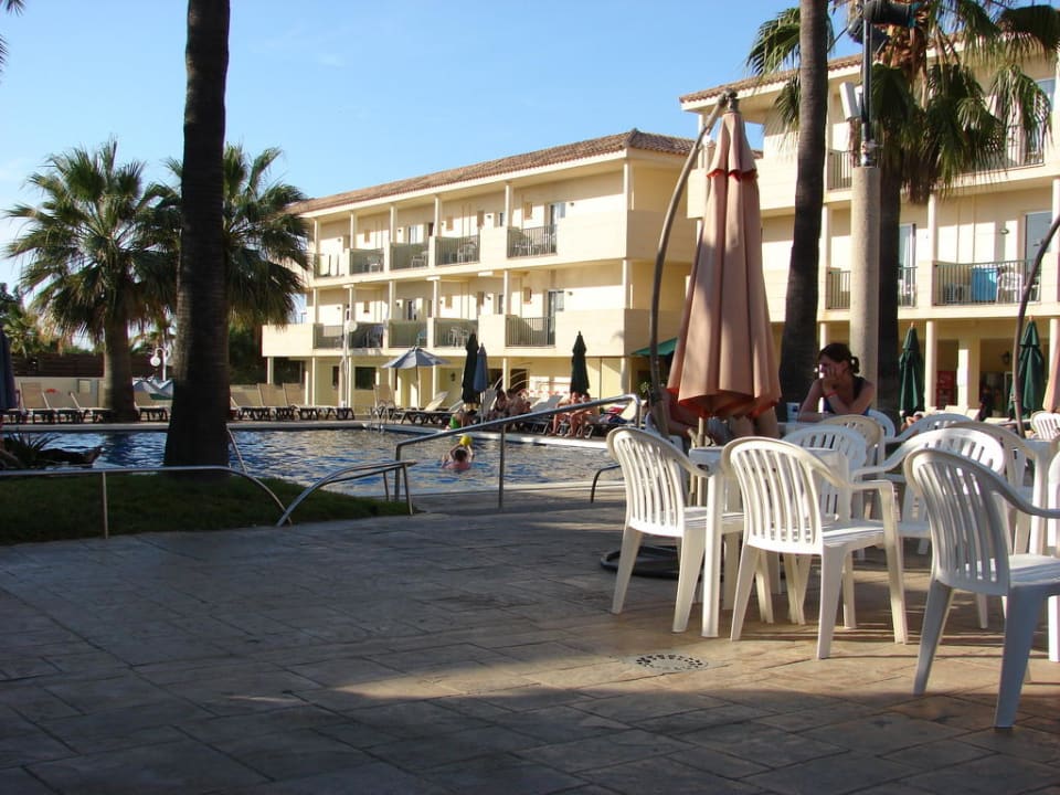 Blick vom Restauranteingang zum Hauptpool Occidental Ibiza