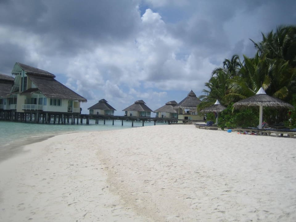 Strand am Wasserbungi - Richtung Pool Ellaidhoo Maldives by Cinnamon