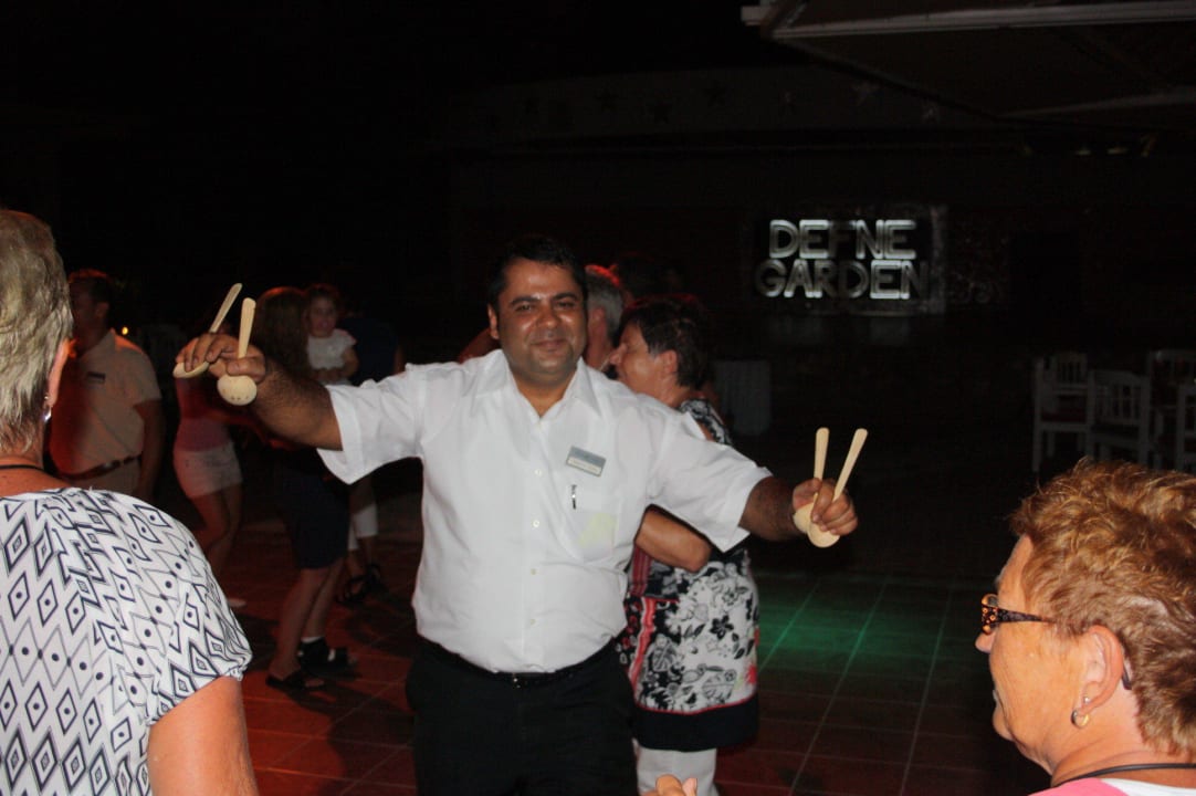 Oberkellner Ibo beim "Löffeltanz" Hotel Defne Garden