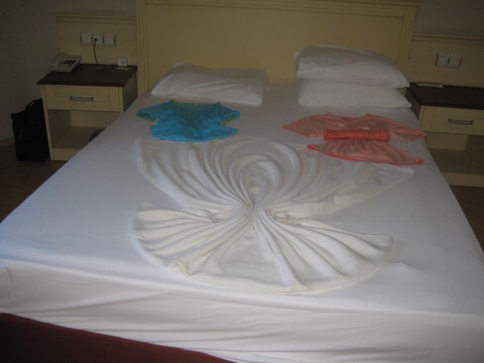 Schön dekoriertes Bett Hane Family Resort