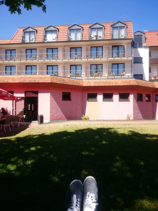 Blick vom Garten zum Hotel Aqualux Wellness- & Tagungshotel