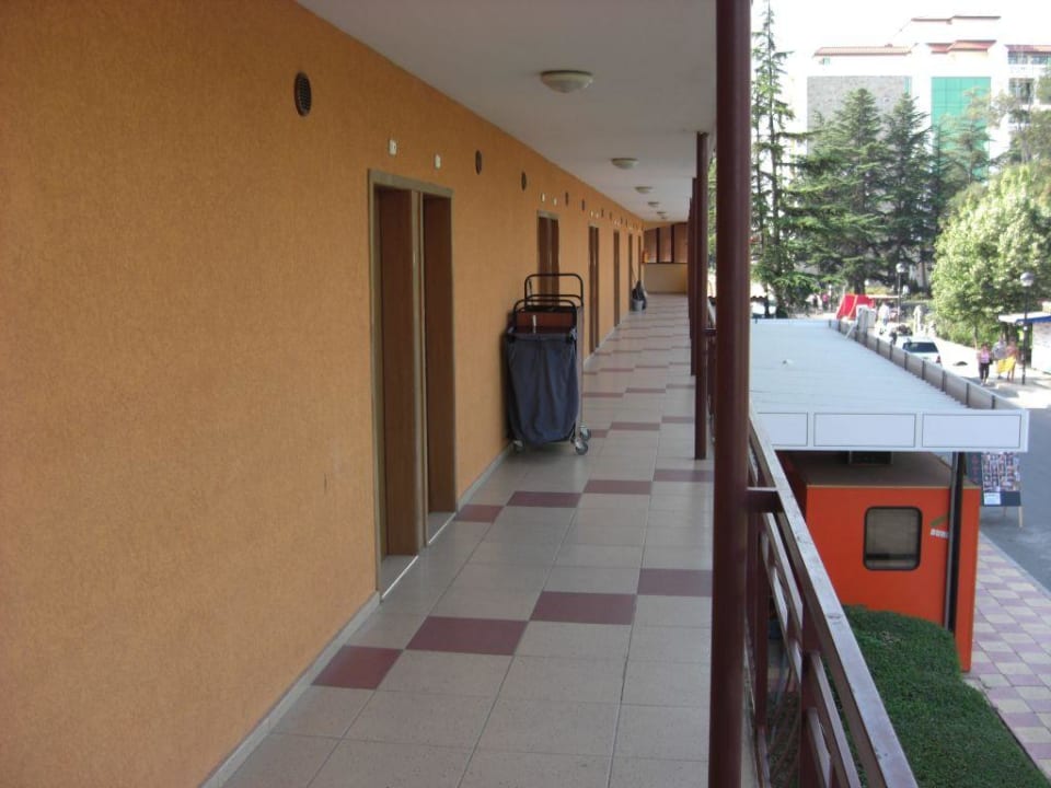 Offener Hotelflur Hotel Baikal