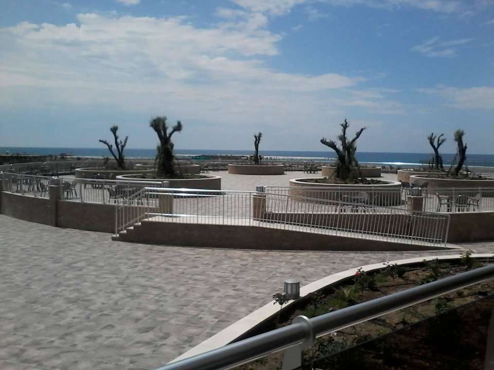 Tolle Aussicht zum Pool und Meer Sunmelia Beach Resort