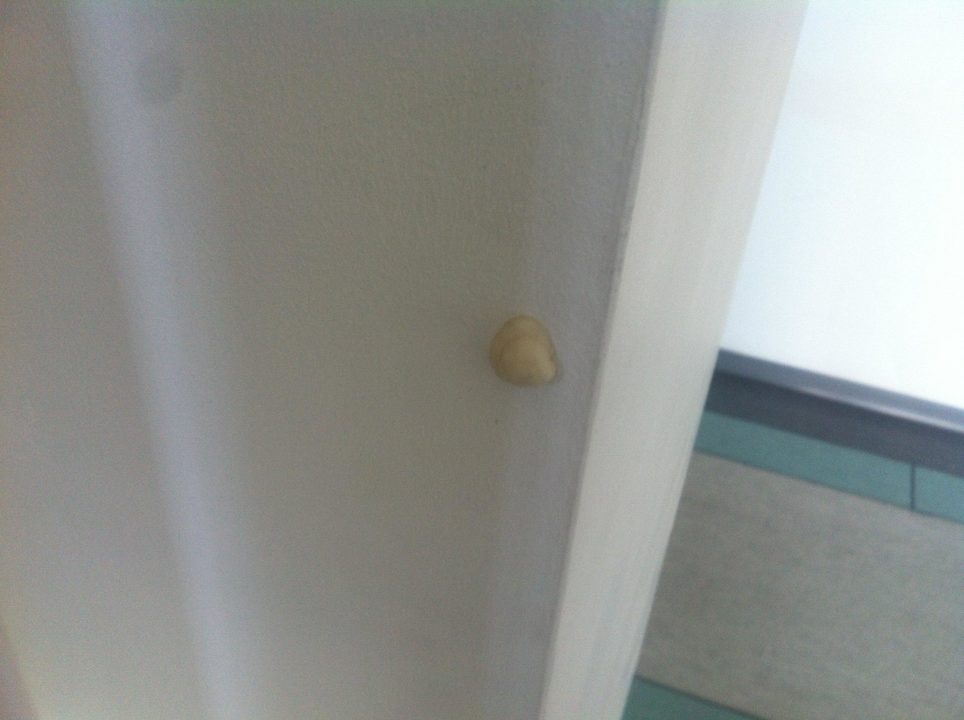 Kaugummi an der Wand im Flur Relax Inn Health & Spa