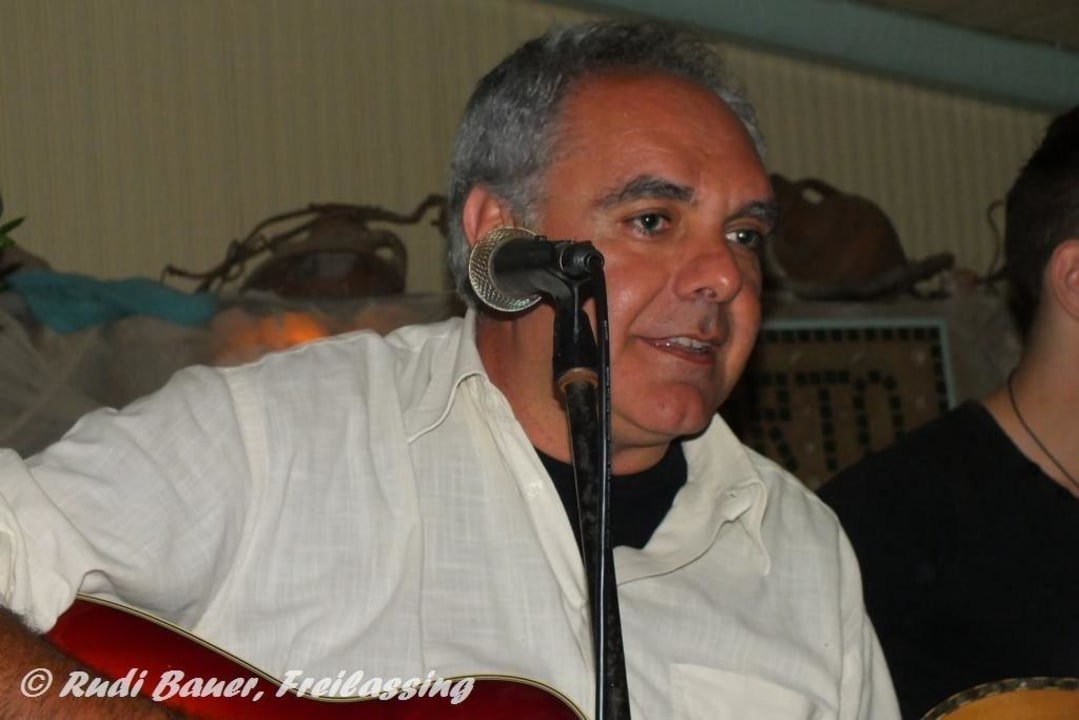 Pavlos in der Bar Thalassa Porto Koukla Beach