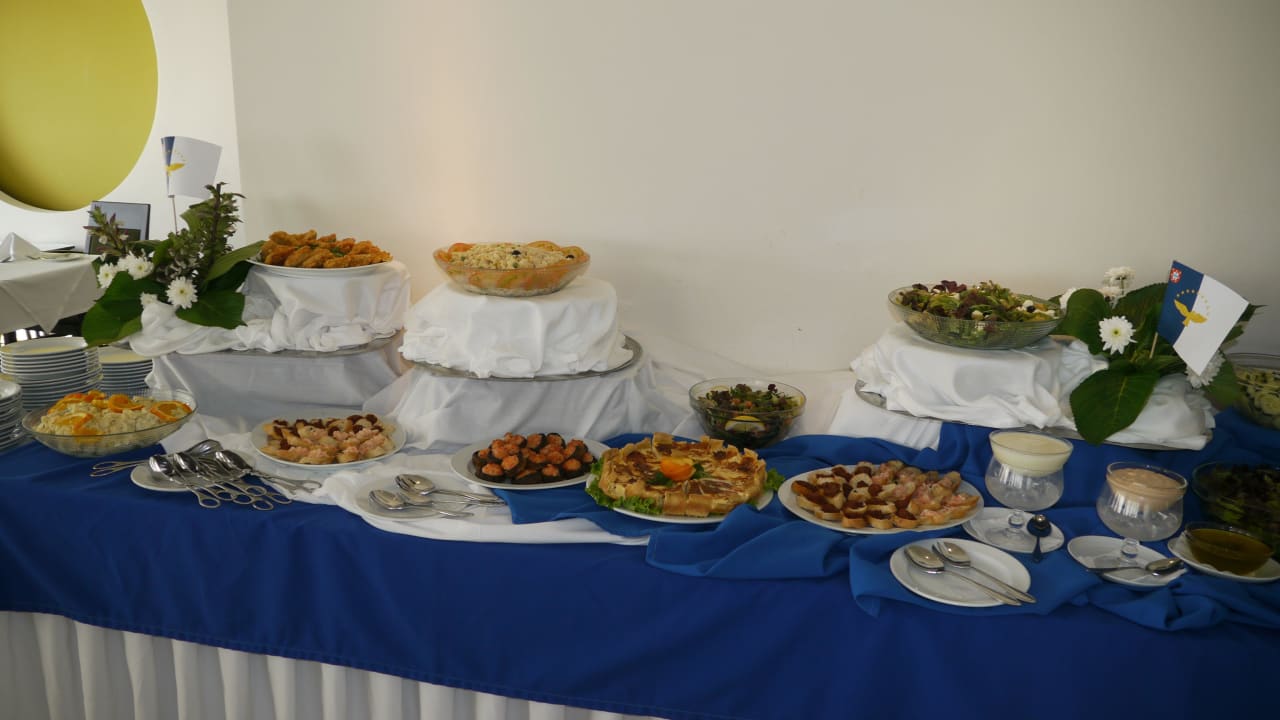 Teil des Büffets Caloura Hotel Resort