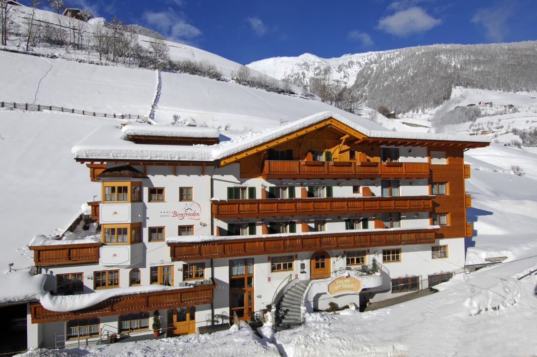 Außenansicht im Winter Hotel Bergfrieden