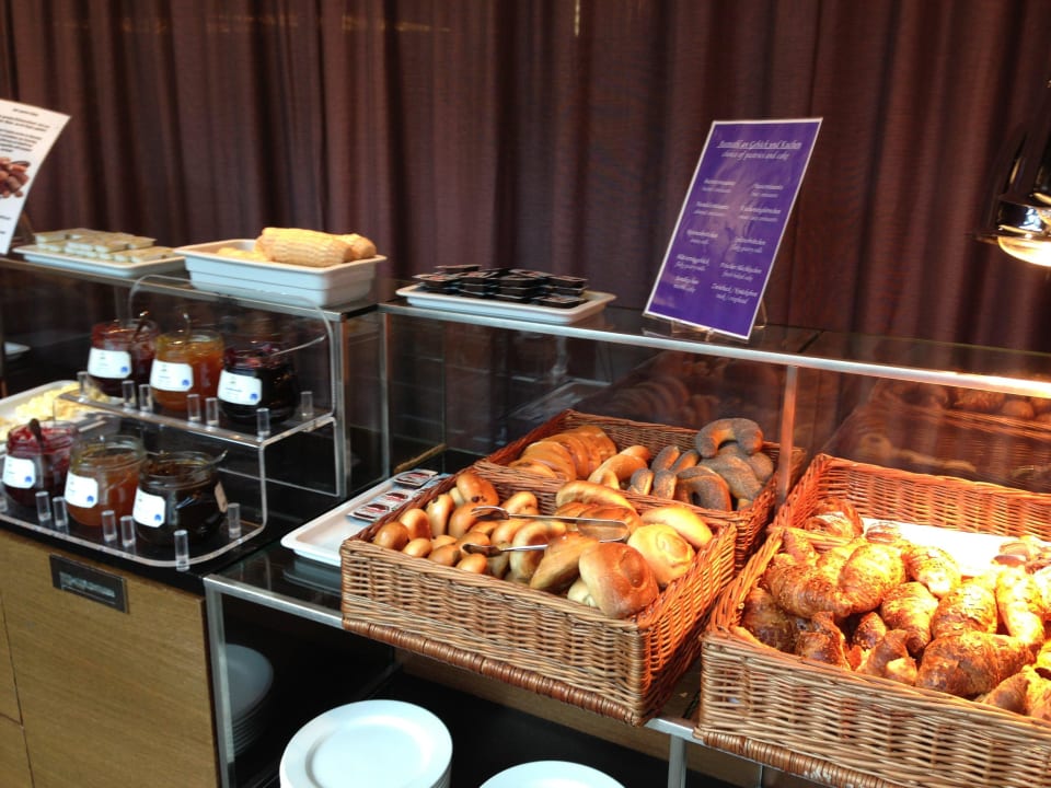 Ca 10% des Frühstückbuffets Park Inn by Radisson Berlin Alexanderplatz