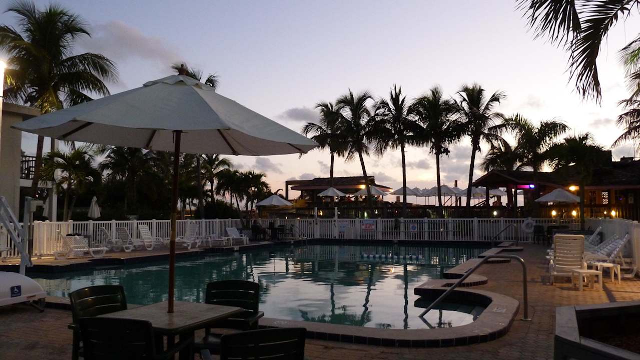 Abendstimmung am Pool Hotel Outrigger Beach Resort