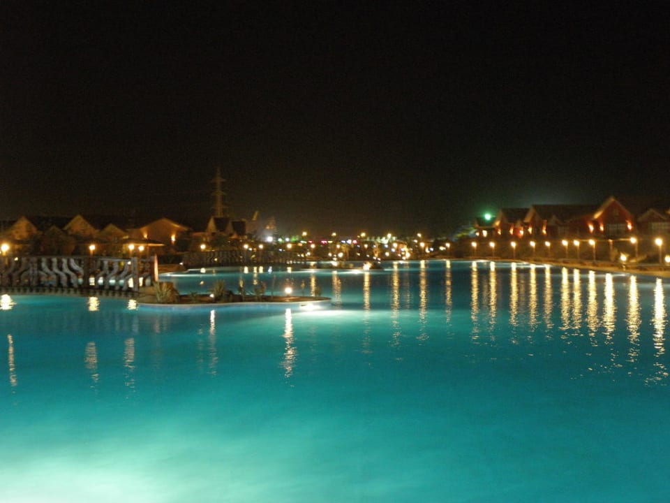 Pool und Anlage bei Nacht Pickalbatros Jungle Aqua Park Resort - Neverland Hurghada