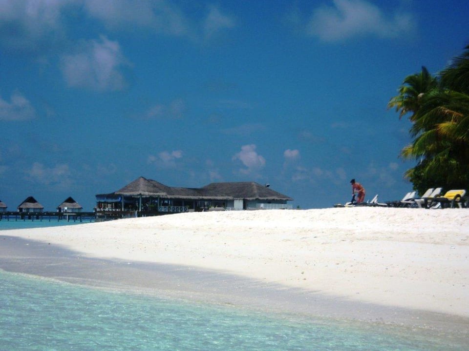 Spiaggia davanti agli sport acquatici Machchafushi Island Resort & Spa Maldives, The Centara Collection