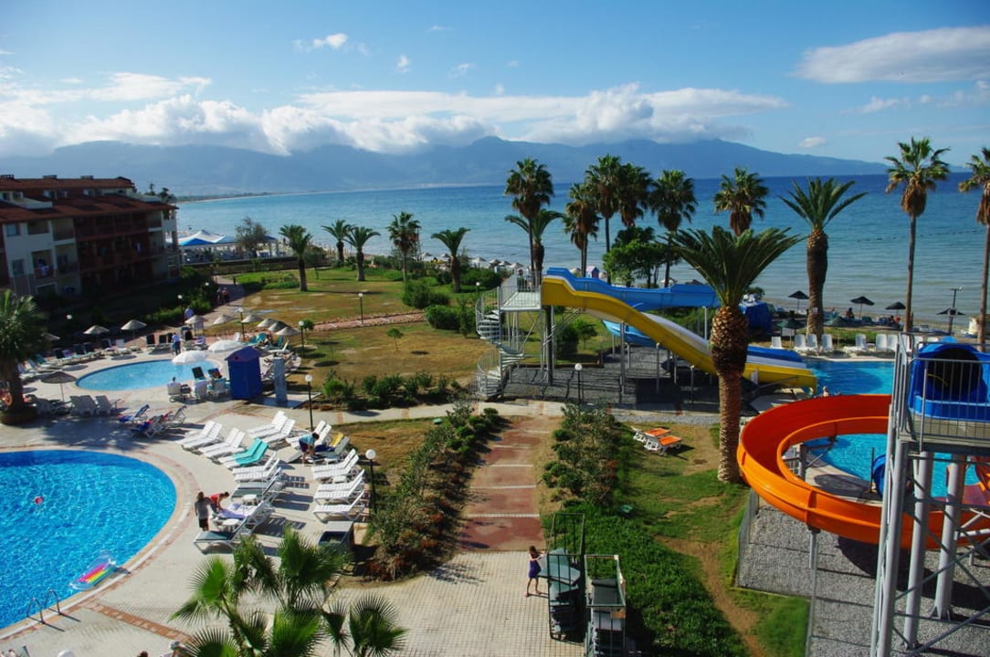 Blick über Poolanlage nach Samos Ephesia Holiday Beach Club