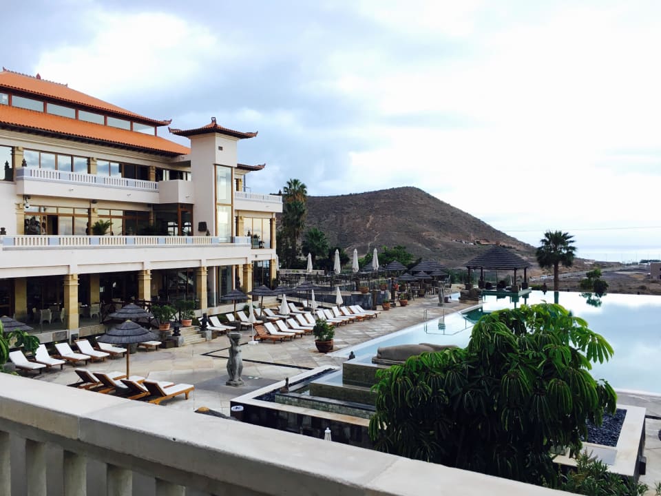 Vom Balkon auf Haupthaus und Pool Hotel Regency Country Club