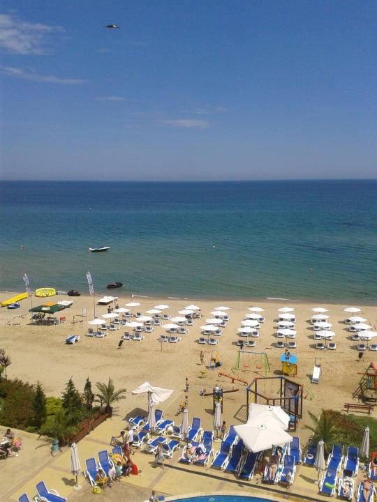 Die zu bezahlenden Liegen und Schirme Sol Luna Bay