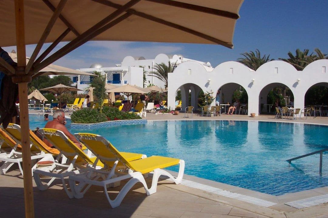 Pool mit kleinem Cafe Club Salammbô Hammamet