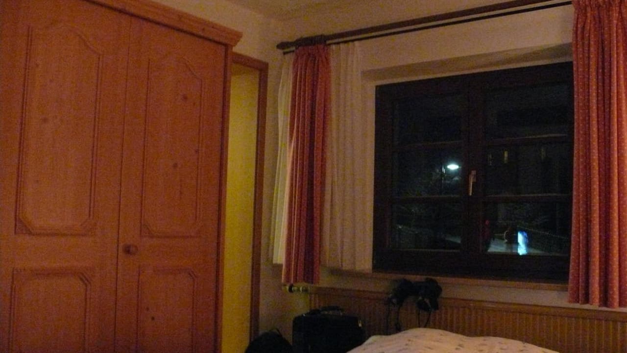 Blick zum Fenster vom Bett aus Pension Rotes Haus