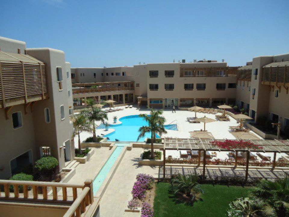 Innenhof mit Pool The Breakers Diving & Surfing Lodge