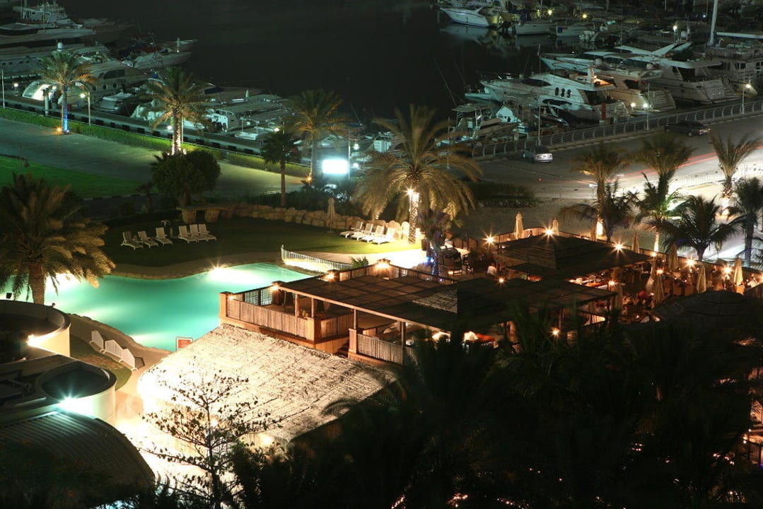 Nachtaufnahme  Le Meridien Mina Seyahi Beach Resort & Waterpark
