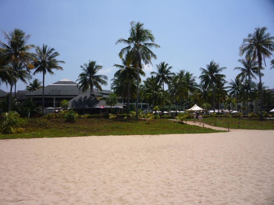 Blick von der Liege zum Hotel Khaolak Orchid Beach Resort