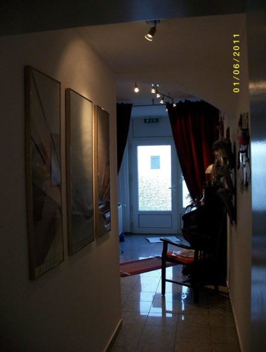 Der Flur. Vom Garten Richtung Straße Hotel Garni Landhaus Uttum