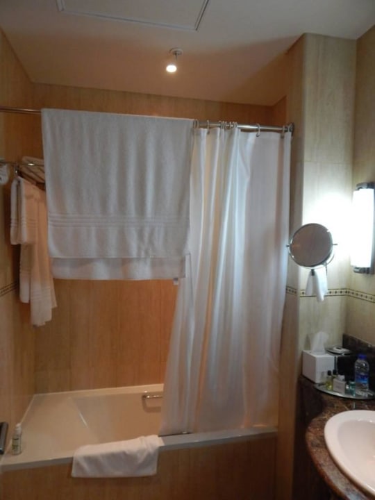 Kleines Bad mit Badewanne Wyndham Garden Salalah Mirbat