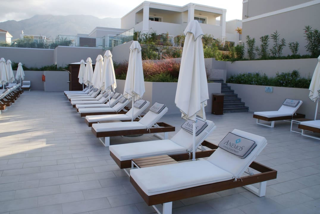 Liegen am Pool Anemos Luxury Grand Resort