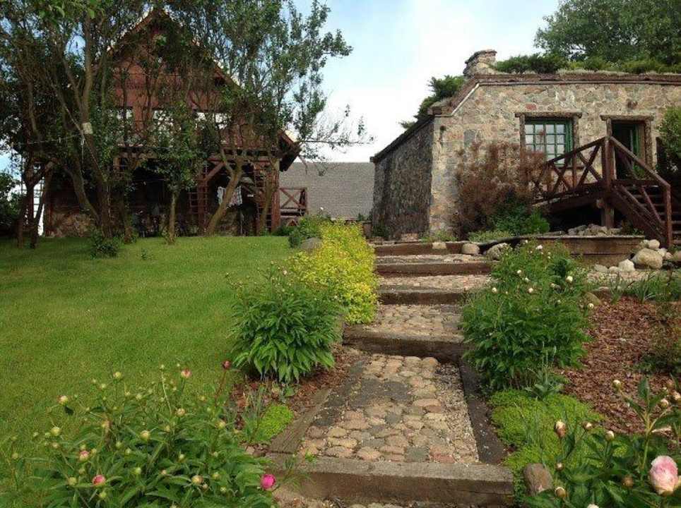 Zejście nad staw Guesthouses Domy Konesera