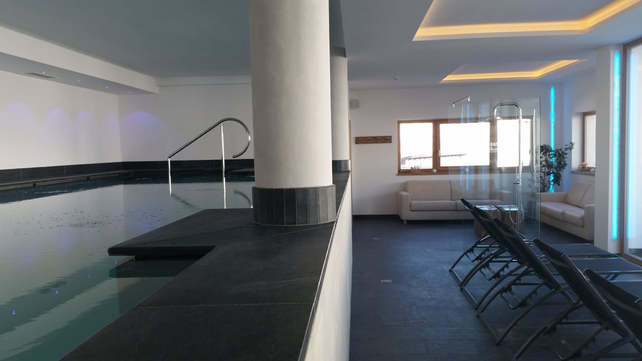 Feiner Pool mit fantastischem Ausblick Berggasthof Passo Sella