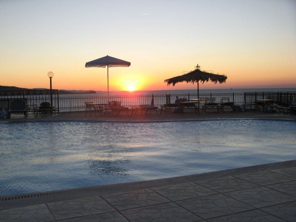 Zonsondergang bij het zwembad!  Hotel Anaxos Hill Village