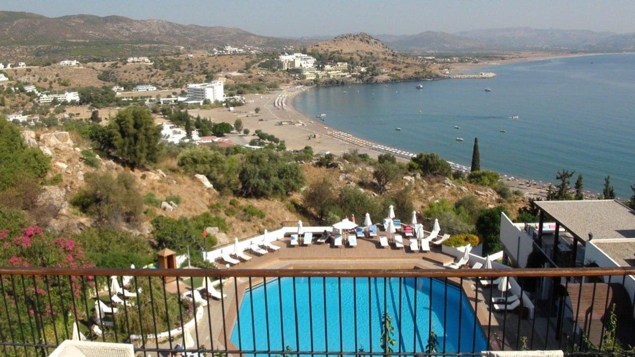 Blick von der Lobbybar auf Pool und Strand Lindos Mare, Seaside Hotel