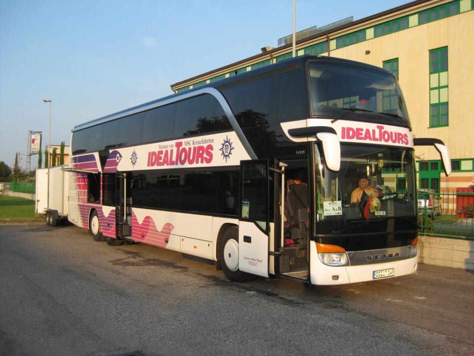 Unser Reisebus  West Point Airport Hotel