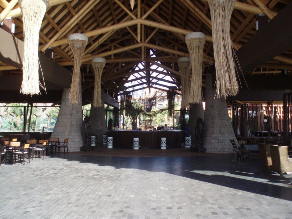 Bar im Zentrum des Resorts Lopesan Baobab Resort