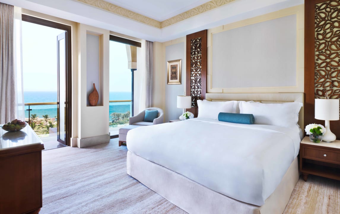 Zimmer Al Bustan Palace - A Ritz-Carlton Hotel