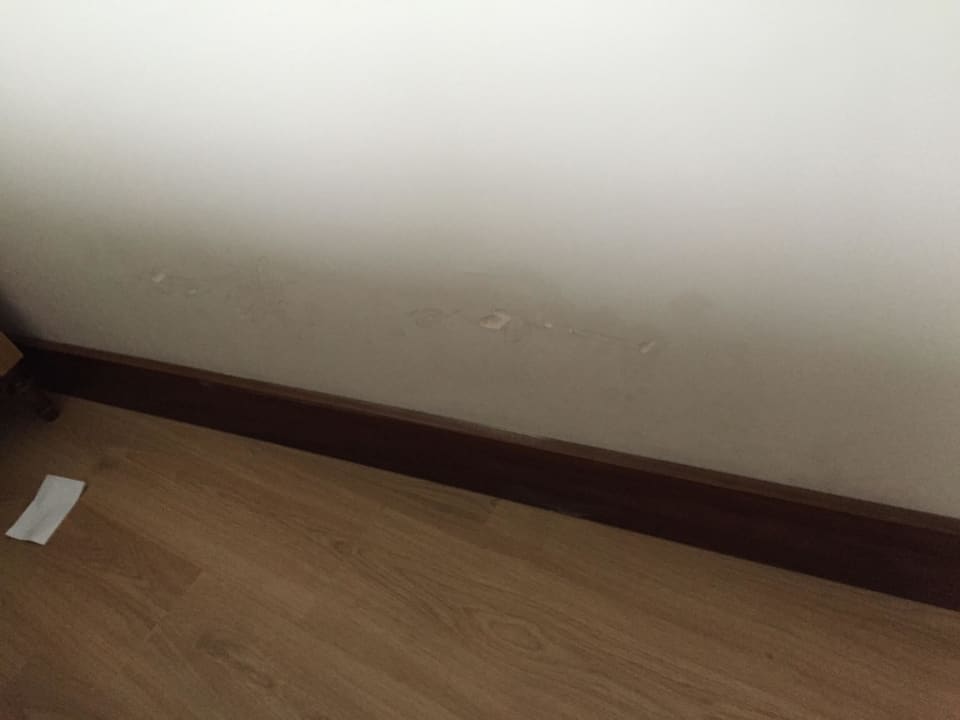 Nasse Wände im ganzen Zimmer Dream World Aqua Hotel